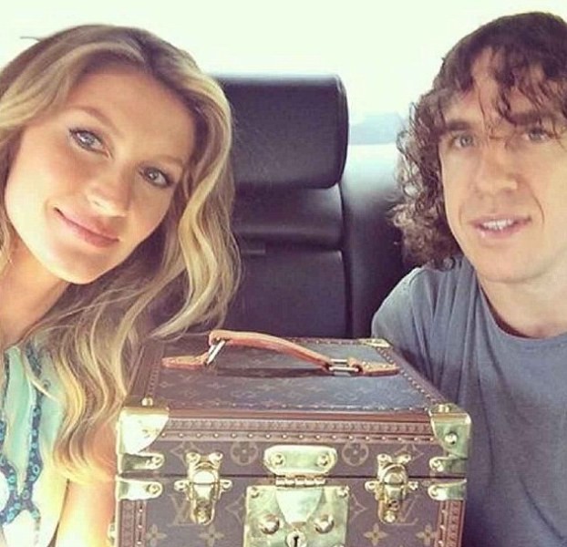 Gisele Bundchen a  Španiel Carles Puyol s kufríkom, v ktorom sa ukrýva cenná trofej